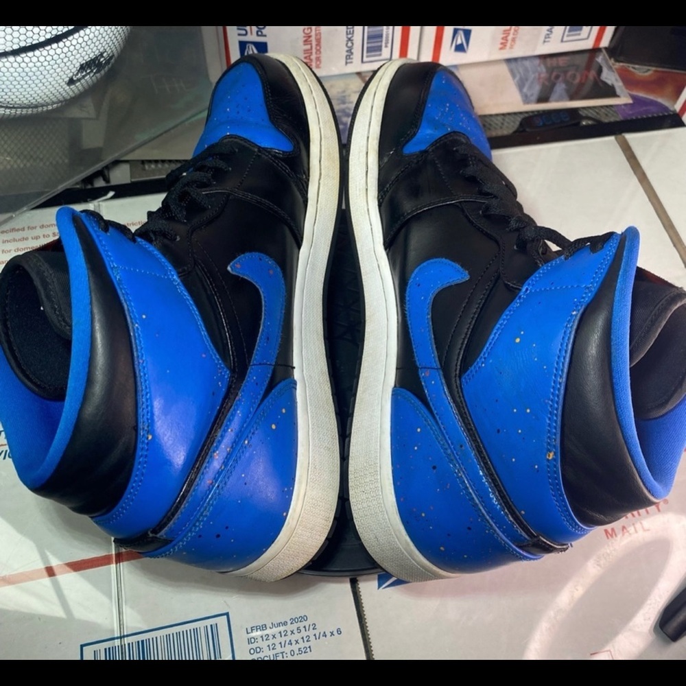 🔁 Air Jordan 1 Mid 'Royal Splatter'